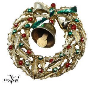 Vintage Christmas Holiday Wreath Pin w Swinging Bell 1 3/4" Across - Hey Viv